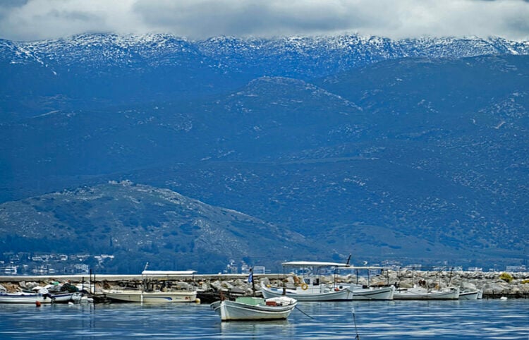 Χιονισμένες οι βουνοκορυφές πάνω από την πόλη του Ναυπλίου (φωτ.: ΑΠΕ-ΜΠΕ / Ευάγγελος Μπουγιώτης)