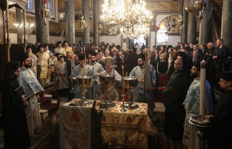 Ο Οικουμενικός Πατριάρχης Βαρθολομαίος στη διάρκεια της λειτουργίας (φωτ.: EPA/Erdem Sahin)