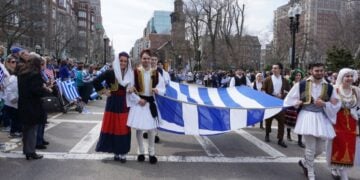 Τα μέλη του Χορευτικού Συγκροτήματος της Μητρόπολης Βοστόνης παρελαύνουν κρατώντας την ελληνική σημαία (φωτ. αρχείου: Εθνικός Κήρυκας/Θεόδωρος Καλμούκος)