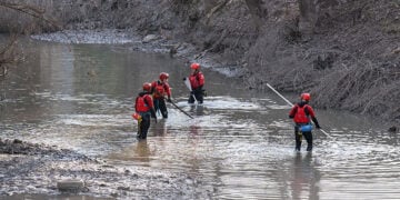 Μέλη της ΕΜΑΚ ψάχνουν μέσα στον Πηνειό για κάποιο ίχνος του Βασίλη Καλογήρου (φωτ.: EUROKINISSI)