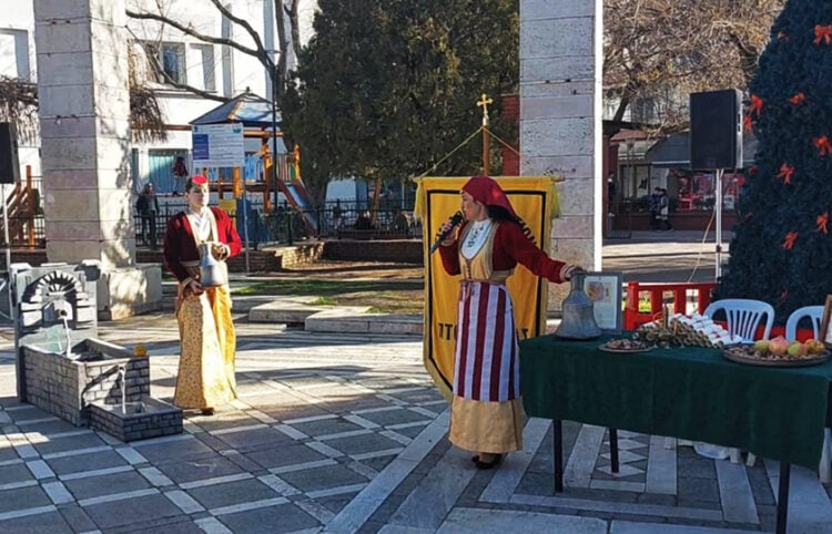 Κορίτσι στη βρύση που τοποθετήθηκε στην κεντρική πλατεία της Πτολεμαΐδας για την αναπαράσταση του ποντιακού εθίμου (φωτ.: e-ptolemeos.gr)