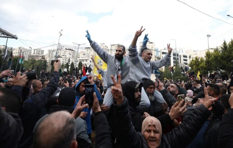 Παλαιστίνιοι πρώην κρατούμενοι στη στρατιωτική φυλακή Ofer αντιμετωπίζονται ως ήρωες στη Ραμάλα, μετά την απελευθέρωσή τους από τις ισραηλινές Αρχές (φωτ.: EPA/ Alaa Badarneh)