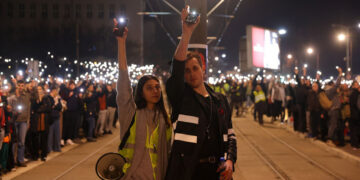 Σέρβοι διαδηλωτές με αναμμένους τους φακούς των κινητών (φωτ.: EPA / Andrej Cukic)