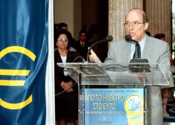 Μάιος 1998: Ο Κώστας Σημίτης στα εγκαίνια της έκθεσης «Από το ήλεκτρο στο ευρώ – Ένα νόμισμα για την Ευρώπη», στο Ζάππειο (φωτ.: ΑΠΕ-ΜΠΕ / Συμέλα Παντζαρτζή)