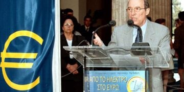 Μάιος 1998: Ο Κώστας Σημίτης στα εγκαίνια της έκθεσης «Από το ήλεκτρο στο ευρώ – Ένα νόμισμα για την Ευρώπη», στο Ζάππειο (φωτ.: ΑΠΕ-ΜΠΕ / Συμέλα Παντζαρτζή)