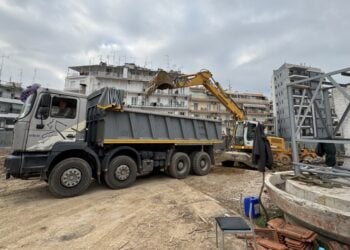 Συνεργεία του δήμου Θεσσαλονίκης πραγματοποιούν εργασίες στο σημείο (φωτ.: ΑΠΕ-ΜΠΕ)