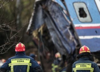 Πυροσβέστες επιχειρούν στο σημείο της σιδηροδρομικής τραγωδίας των Τεμπών (φωτ.: ΜΟΤΙΟΝΤΕΑΜ/Βασίλης Βερβερίδης)