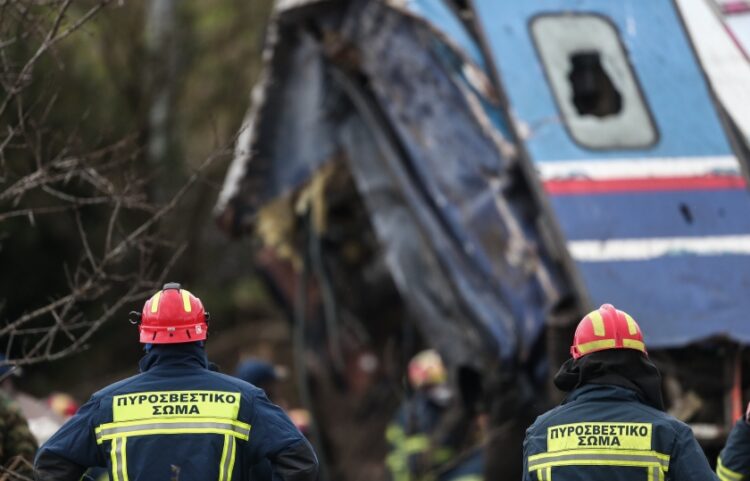 Πυροσβέστες επιχειρούν στο σημείο της σιδηροδρομικής τραγωδίας των Τεμπών (φωτ.: ΜΟΤΙΟΝΤΕΑΜ/Βασίλης Βερβερίδης)