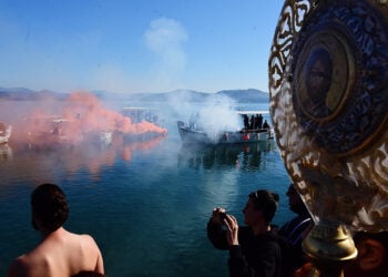 Αγιασμός των υδάτων στη Νέα Κίο Αργολίδας (φωτ.: EUROKINISSI / Βασίλης Παπαδόπουλος)