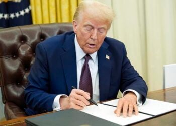 US President Donald Trump signs executive orders in the Oval Office of the White House in Washington, DC, USA, 23 January 2025.  EPA/YURI GRIPAS / POOL