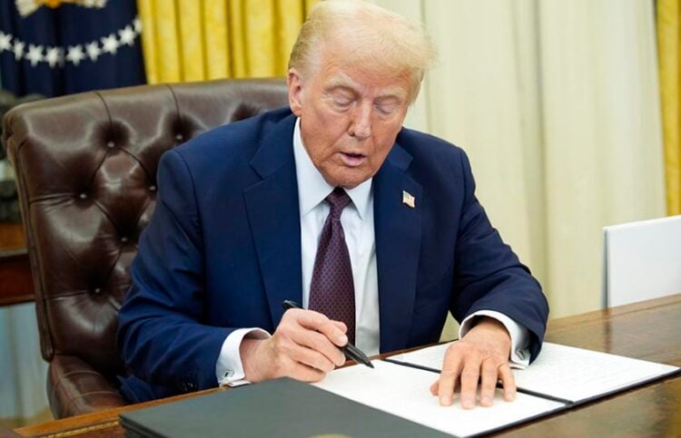 US President Donald Trump signs executive orders in the Oval Office of the White House in Washington, DC, USA, 23 January 2025.  EPA/YURI GRIPAS / POOL