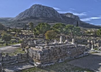 Το Βήμα του Αποστόλου Παύλου στην Αρχαία Κόρινθο (φωτ.: Αρχαιολογικό Μουσείο Θεσσαλονίκης)