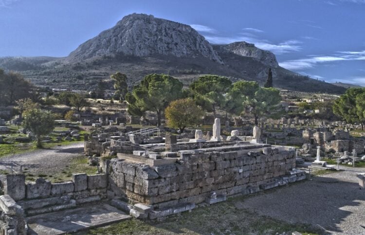 Το Βήμα του Αποστόλου Παύλου στην Αρχαία Κόρινθο (φωτ.: Αρχαιολογικό Μουσείο Θεσσαλονίκης)