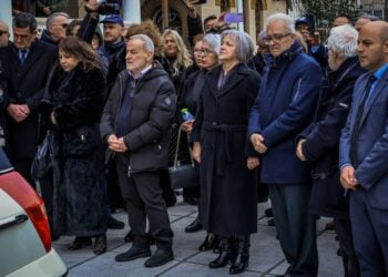 Κηδεία του 39χρονου Βασίλη Καλογήρου από τον ιερό ναό του Αγίου Αχιλλείου στην Λάρισα, Τετάρτη 19 Φεβρουαρίου 2025. Στο μέσο η μητέρα του 39χρονου και εισαγγελέας Λάρισας Σοφία Αποστολάκη (φωτ.: Eurokinissi)