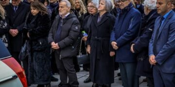 Κηδεία του 39χρονου Βασίλη Καλογήρου από τον ιερό ναό του Αγίου Αχιλλείου στην Λάρισα, Τετάρτη 19 Φεβρουαρίου 2025. Στο μέσο η μητέρα του 39χρονου και εισαγγελέας Λάρισας Σοφία Αποστολάκη (φωτ.: Eurokinissi)