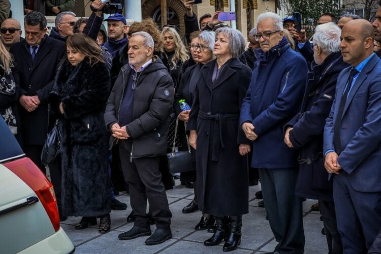 Κηδεία του 39χρονου Βασίλη Καλογήρου από τον ιερό ναό του Αγίου Αχιλλείου στην Λάρισα, Τετάρτη 19 Φεβρουαρίου 2025. Στο μέσο η μητέρα του 39χρονου και εισαγγελέας Λάρισας Σοφία Αποστολάκη (φωτ.: Eurokinissi)