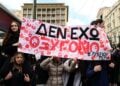 Ραντεβού σε κεντρικά σημεία της ελληνικής επικράτειας δίνουν σήμερα όλοι όσοι θέλουν να αποτίνουν φόρο τιμής στα θύματα της τραγωδίας των Τεμπών. Εικόνα από την προηγούμενη συγκέντρωση στο Σύνταγμα (φωτ. αρχείου: Τατιάνα Μπόλαρη/EUROKINISSI)