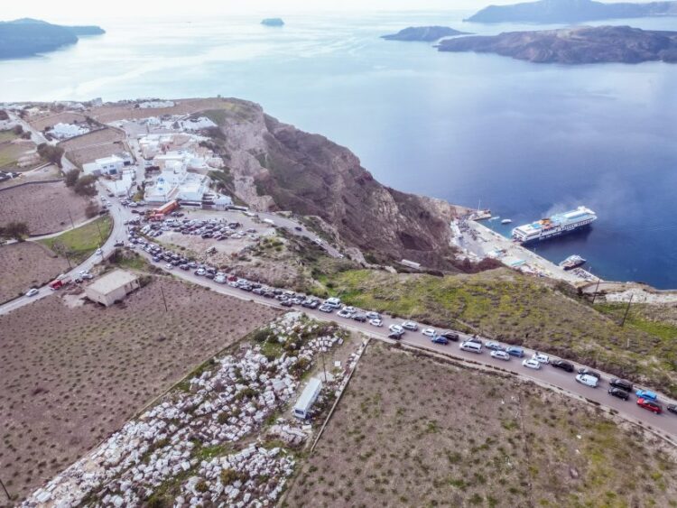 Μαζική αναχώρηση από τη Σαντορίνη λόγω της έντονης σεισμικής δραστηριότητας, την ώρα που κλειστά θα μείνουν τα σχολεία (φωτ.: EUROKINISSI)