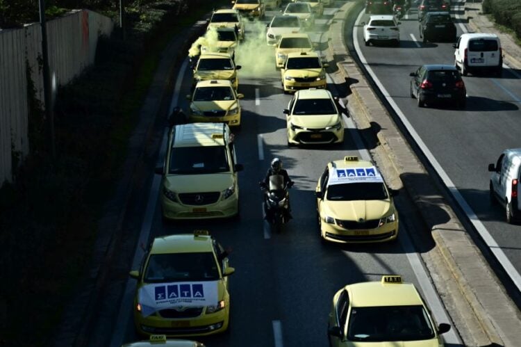 Εικόνα από απεργιακή συγκέντρωση και πορεία διαμαρτυρίας προς το υπουργείο Μεταφορών από το Συνδικάτο Αυτοκινητιστών Ταξί Αττικής (ΣΑΤΑ), τον περασμένο Ιανουάριο (φωτ.: Κώστας Τζούμας/EUROKINISSI)