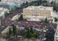 Πανοραμικό στιγμιότυπο που τραβήχτηκε στις 12:15 από το συλλαλητήριο στην πλατεία Συντάγματος στην Αθήνα για τη συμπλήρωση δύο χρόνων από το σιδηροδρομικό δυστύχημα των Τεμπών (φωτ.: EUROKINISSI)