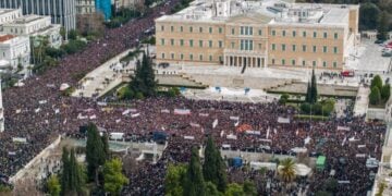 Πανοραμικό στιγμιότυπο που τραβήχτηκε στις 12:15 από το συλλαλητήριο στην πλατεία Συντάγματος στην Αθήνα για τη συμπλήρωση δύο χρόνων από το σιδηροδρομικό δυστύχημα των Τεμπών (φωτ.: EUROKINISSI)