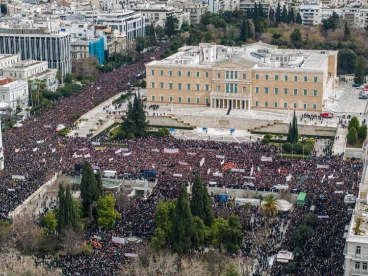 Πανοραμικό στιγμιότυπο που τραβήχτηκε στις 12:15 από το συλλαλητήριο στην πλατεία Συντάγματος στην Αθήνα για τη συμπλήρωση δύο χρόνων από το σιδηροδρομικό δυστύχημα των Τεμπών (φωτ.: EUROKINISSI)