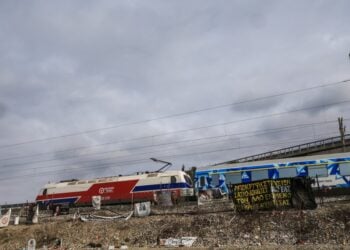 Φωτογραφίες θυμάτων και στεφάνια στη μνήμη τους στο σημείο της σύγκρουσης των αμαξοστοιχιών στα Τέμπη (φωτ.: Eurokinissi)