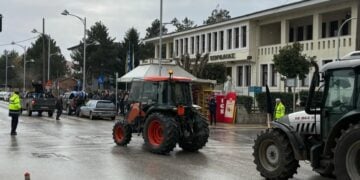 Το πρωί της Δευτέρας τα τρακτέρ έφτασαν στο δημαρχείο Εορδαίας (φωτ.: eordaialive.com)