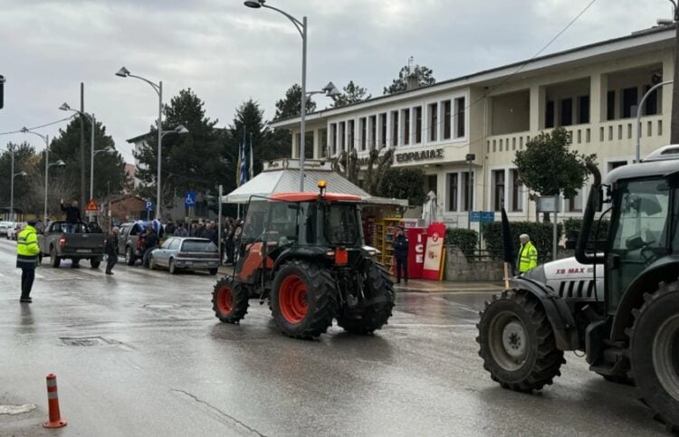 Το πρωί της Δευτέρας τα τρακτέρ έφτασαν στο δημαρχείο Εορδαίας (φωτ.: eordaialive.com)