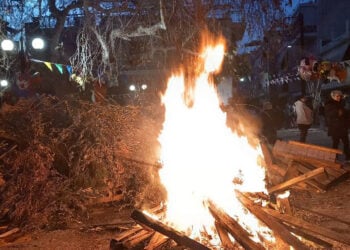 Η φωτιά που άναψε στην πλατεία του Ανατολικού Συνοικισμού Ιτέας (φωτ.: Facebook / Despina Matatana)