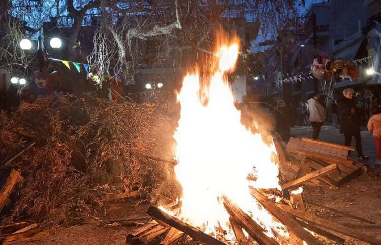 Η φωτιά που άναψε στην πλατεία του Ανατολικού Συνοικισμού Ιτέας (φωτ.: Facebook / Despina Matatana)