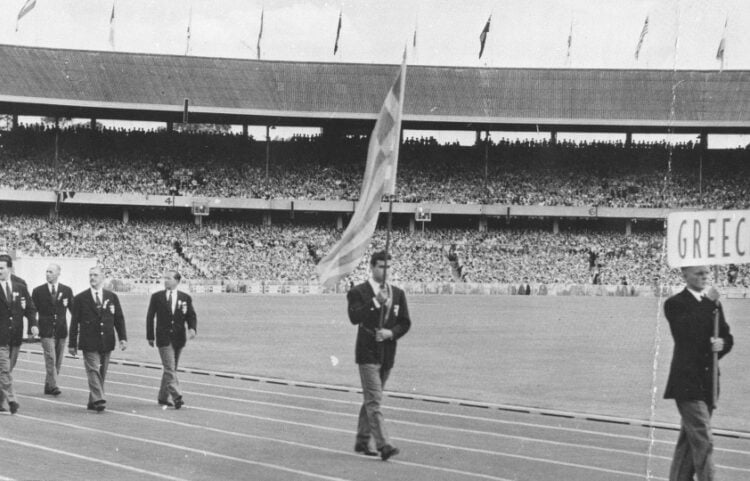 Ο Γιώργος Ρουμπάνης ως σημαιοφόρος το 1956 στους Ολυμπιακούς Αγώνες της Μελβούρνης (φωτ.: Ελληνική Ολυμπιακή Επιτροπή)