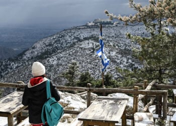 Στιγμιότυπο από τη χιονισμένη Πάρνηθα (φωτ.: EUROKINISSI / Μιχάλης Καραγιάννης)