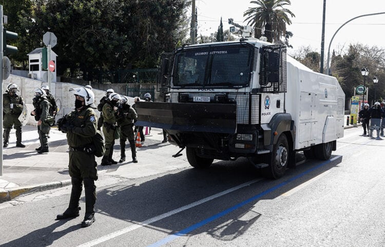 Μέλη των ΜΑΤ και ο «Αίαντας» έξω από τη Βουλή (φωτ.: EUROKINISSI / Γιώργος Κονταρίνης)