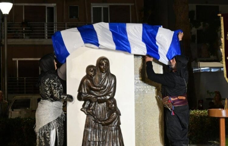 Από τα αποκαλυπτήρια του μνημείου για τη Γενοκτονία του ποντιακού ελληνισμού στην Κω (φωτ.: Facebook / 
Σύλλογος Ποντίων Κω - O Ξενιτέας)