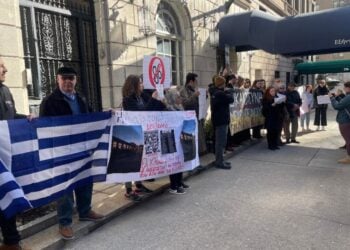 Πλήθος ομογενών συγκεντρώθηκε στο Μανχάταν και την πλατεία Αθήνας στην Αστόρια για να διαμαρτυρηθεί για την τραγωδία των Τεμπών (φωτ.: ΑΠΕ-ΜΠΕ)