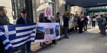 Πλήθος ομογενών συγκεντρώθηκε στο Μανχάταν και την πλατεία Αθήνας στην Αστόρια για να διαμαρτυρηθεί για την τραγωδία των Τεμπών (φωτ.: ΑΠΕ-ΜΠΕ)