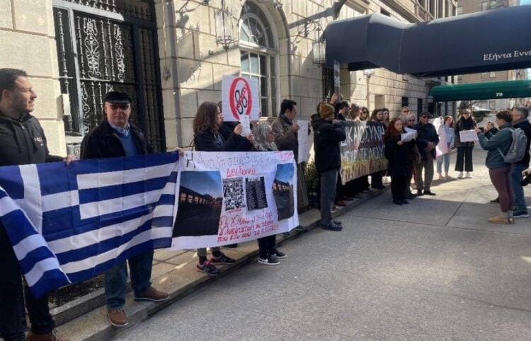 Πλήθος ομογενών συγκεντρώθηκε στο Μανχάταν και την πλατεία Αθήνας στην Αστόρια για να διαμαρτυρηθεί για την τραγωδία των Τεμπών (φωτ.: ΑΠΕ-ΜΠΕ)