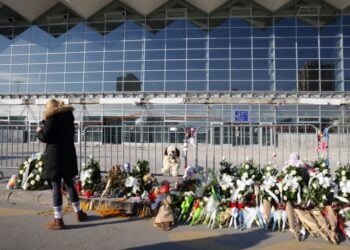 Ανθοδέσμες και κεριά αφέθηκαν σήμερα έξω από τον σιδηροδρομικό σταθμό του Νόβι Σαντ όπου, τρεις μήνες πριν, η κατάρρευση του στεγάστρου στοίχισε τη ζωή σε 15 ανθρώπους (φωτ.: EPA/Andrej Cukic)