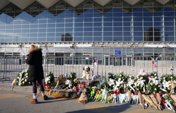 Ανθοδέσμες και κεριά αφέθηκαν σήμερα έξω από τον σιδηροδρομικό σταθμό του Νόβι Σαντ όπου, τρεις μήνες πριν, η κατάρρευση του στεγάστρου στοίχισε τη ζωή σε 15 ανθρώπους (φωτ.: EPA/Andrej Cukic)