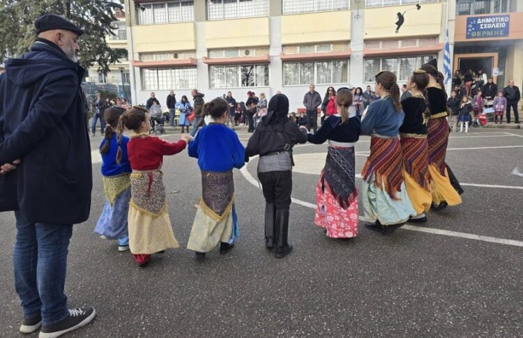 Το μικρό χορευτικό του σωματείου επί τω έργω (φωτ.: Σωματείο Παναγία Σουμελά Δήμου Θέρμης)