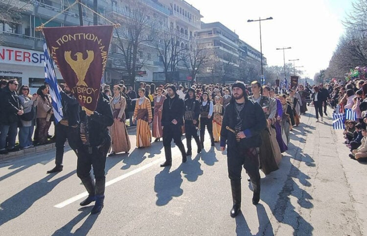 Η Αδελφότητα Ποντίων & Μικρασιατών Ηπείρου στην παρέλαση για τα 112 χρόνια από την απελευθέρωση των Ιωαννίνων (φωτ.: Facebook / Αδελφότητα Ποντίων & Μικρασιατών Ηπείρου)