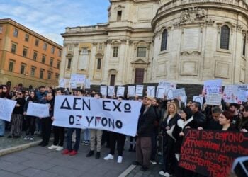 Έλληνες και Ιταλοί διαδήλωσαν μαζί στη Ρώμη για τον άδικο θάνατο των 57 θυμάτων των Τεμπών (φωτ.: ΑΠΕ-ΜΠΕ)