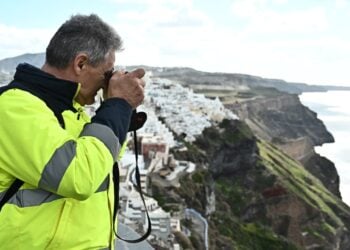 Στέλεχος της
Ελληνικής Αρχής Γεωλογικών & Μεταλλευτικών Ερευνών στη Σαντορίνη (φωτ.: EUROKINISSI/Κώστας Τζούμας)