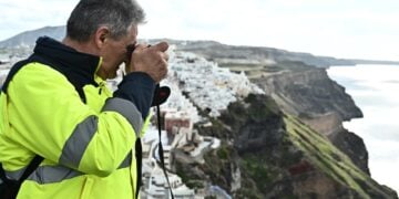 Στέλεχος της
Ελληνικής Αρχής Γεωλογικών & Μεταλλευτικών Ερευνών στη Σαντορίνη (φωτ.: EUROKINISSI/Κώστας Τζούμας)