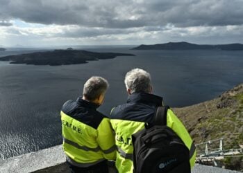 Στελέχη της
Ελληνικής Αρχής Γεωλογικών & Μεταλλευτικών Ερευνών στη Σαντορίνη (φωτ.: EUROKINISSI/Κώστας Τζούμας)