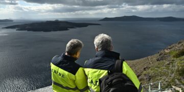 Στελέχη της
Ελληνικής Αρχής Γεωλογικών & Μεταλλευτικών Ερευνών στη Σαντορίνη (φωτ.: EUROKINISSI/Κώστας Τζούμας)