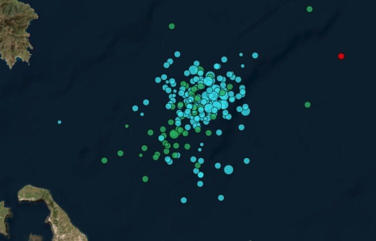 Χάρτης του Γεωδυναμικού Ινστιτούτου δείχνει το πλήθος των σεισμών τις τελευταίες ώρες στη Σαντορίνη (φωτ.: Εθνικό Αστεροσκοπείο Αθηνών)