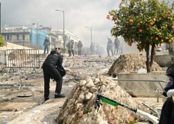 Σκηνικό πολέμου στη λεωφόρο Βασ. Σοφίας, στο Σύνταγμα (φωτ.: EUROKINISSI/Τατιάνα Μπόλαρη)