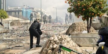 Σκηνικό πολέμου στη λεωφόρο Βασ. Σοφίας, στο Σύνταγμα (φωτ.: EUROKINISSI/Τατιάνα Μπόλαρη)